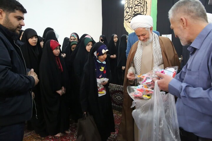 تصاویر / تقدیر امام جمعه اسدآباد از دختران حاضر در نماز جمعه