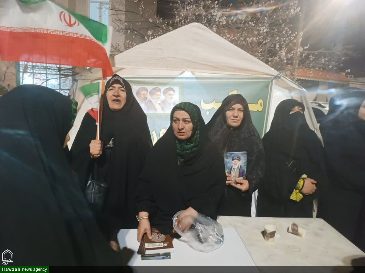 اجرای ویژهبرنامههای فرهنگی در موکب حوزه علمیه خواهران هشترود / پاسخگویی به مسائل شرعی تا توزیع کتاب زنانی از تبار مقاومت + عکس