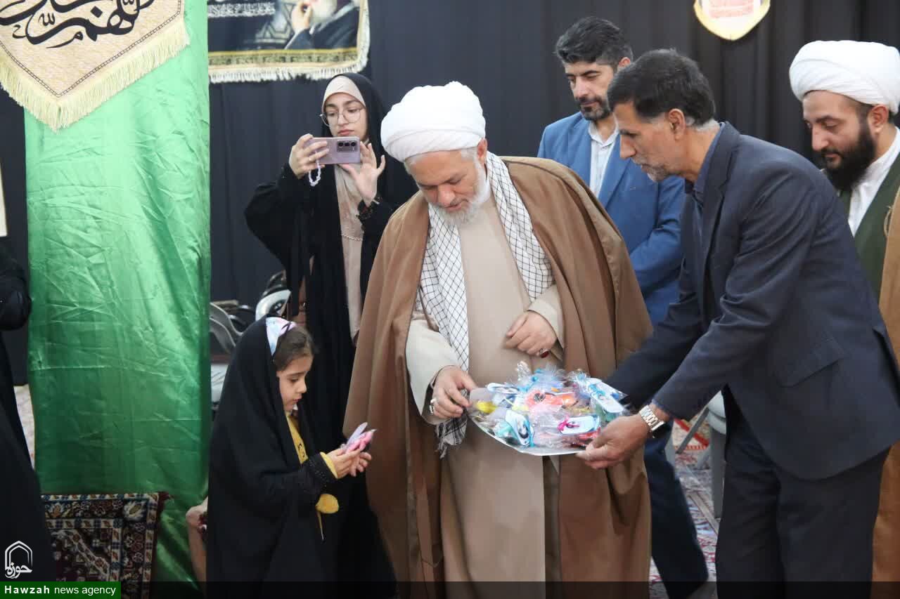 تصاویر / تقدیر امام جمعه اسدآباد از دختران حاضر در نماز جمعه