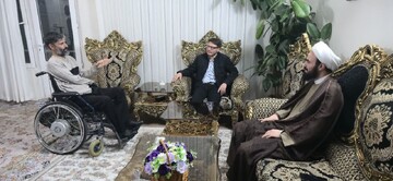 عیادت مدیرکل مرکز خدمات حوزه علمیه همدان از طلبه ضایعه نخاعی