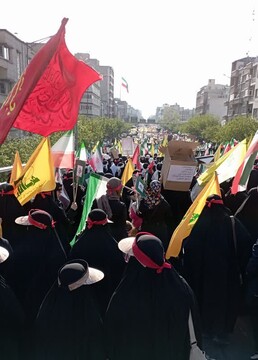 Торжественные учения девушек под лозунгом “Жизнь за Иран”