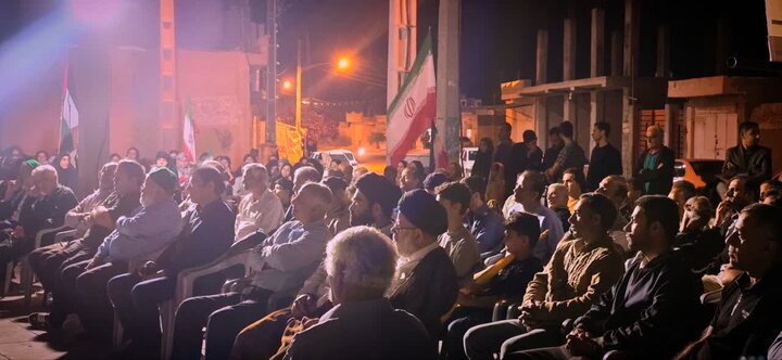 تصاویر/ مردم بندر بوالخیر ایستاده در میدان