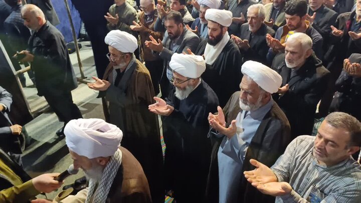 تصاویر/ اقامه نماز استغاثه در تجمع شبانه مردم آمل، به امامت نماینده ولی فقیه در استان