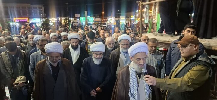 تصاویر/ اقامه نماز استغاثه در تجمع شبانه مردم آمل، به امامت نماینده ولی فقیه در استان