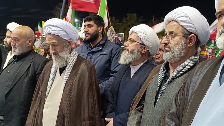 تصاویر/ اقامه نماز استغاثه در تجمع شبانه مردم آمل، به امامت نماینده ولی فقیه در استان