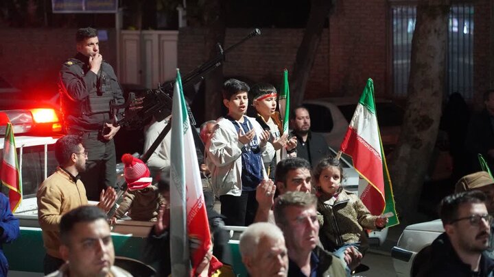 تصاویر/ چهل و نهمین حضور شبانه مردم خوی در حمایت از نظام اسلامی