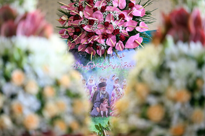 1 گل‌آرایی ضریح مطهر حرم حضرت معصومه (س) در آستانه آغاز دهه کرامت