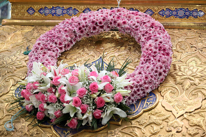 1 گل‌آرایی ضریح مطهر حرم حضرت معصومه (س) در آستانه آغاز دهه کرامت