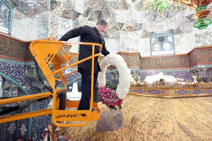 1 گل‌آرایی ضریح مطهر حرم حضرت معصومه (س) در آستانه آغاز دهه کرامت