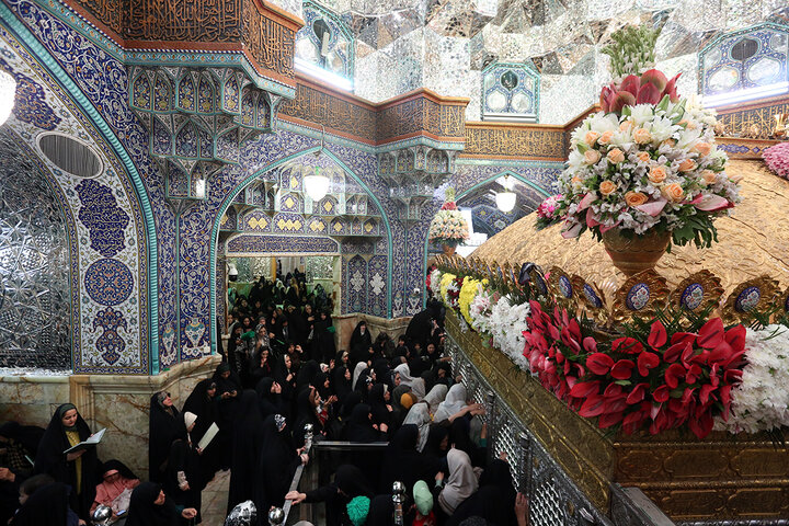 1 گل‌آرایی ضریح مطهر حرم حضرت معصومه (س) در آستانه آغاز دهه کرامت