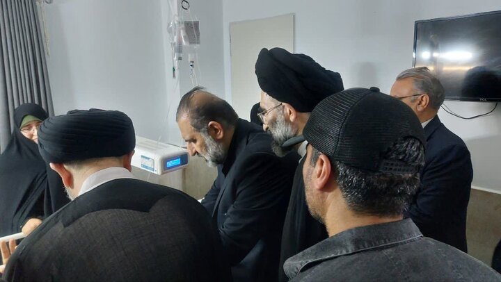 تصاویر/ دیدارنماینده دفتر آیت‌الله سیستانی با خانواده شهدای جنگ رمضان کاشان