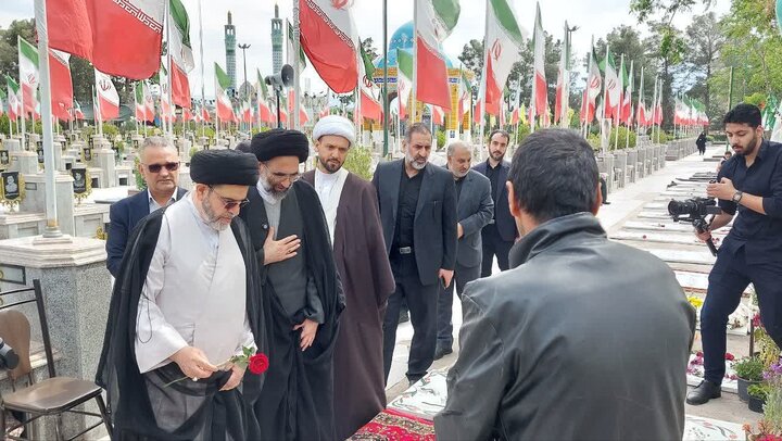 تصاویر/ دیدارنماینده دفتر آیت‌الله سیستانی با خانواده شهدای جنگ رمضان کاشان