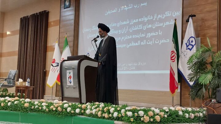 تصاویر/ دیدارنماینده دفتر آیت‌الله سیستانی با خانواده شهدای جنگ رمضان کاشان