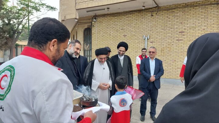 تصاویر/ دیدارنماینده دفتر آیت‌الله سیستانی با خانواده شهدای جنگ رمضان کاشان