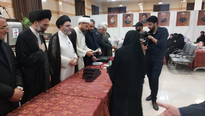 تصاویر/ دیدارنماینده دفتر آیت‌الله سیستانی با خانواده شهدای جنگ رمضان کاشان