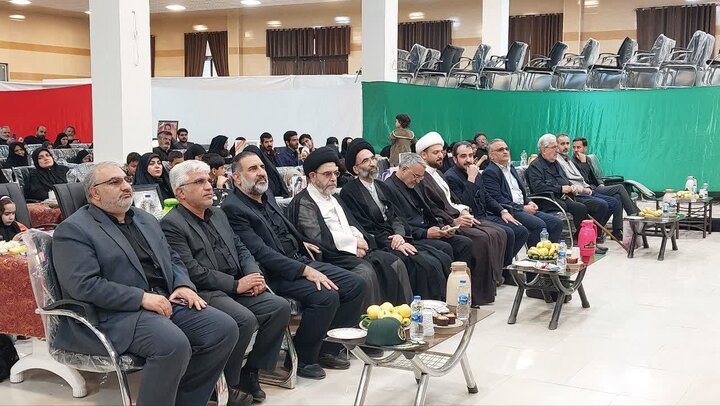 تصاویر/ دیدارنماینده دفتر آیت‌الله سیستانی با خانواده شهدای جنگ رمضان کاشان