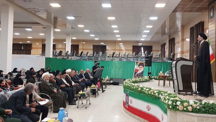 تصاویر/ دیدارنماینده دفتر آیت‌الله سیستانی با خانواده شهدای جنگ رمضان کاشان