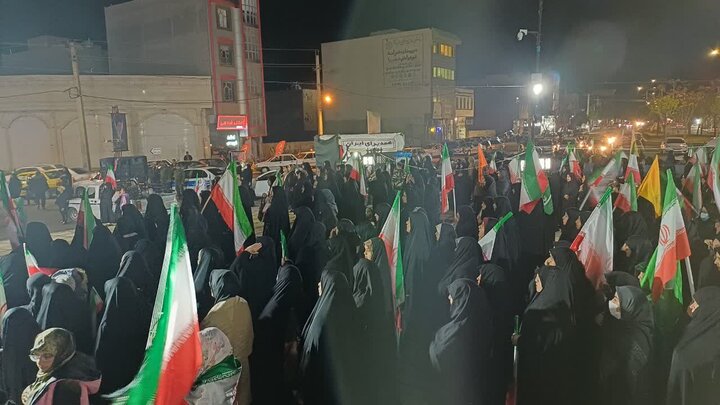تصاویر/چهل و هشتمین شب حضور پرشور مردم ولایتمدار زرندیه در تجدید بیعت با آرمان‌های انقلاب