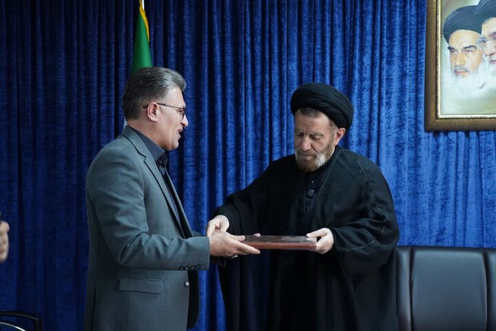 تصاویر/دیدار مدیرکل و کارکنان اداره کل فرهنگ و ارشاد اسلامی لرستان با نماینده ولی فقیه در استان