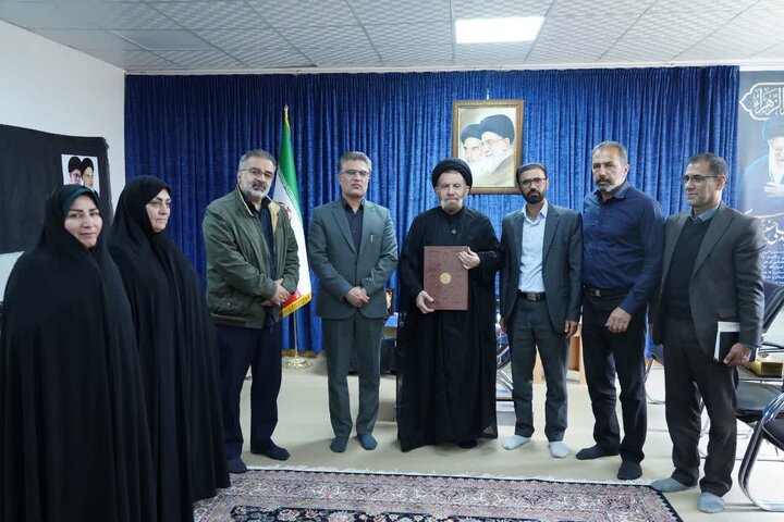 تصاویر/دیدار مدیرکل و کارکنان اداره کل فرهنگ و ارشاد اسلامی لرستان با نماینده ولی فقیه در استان