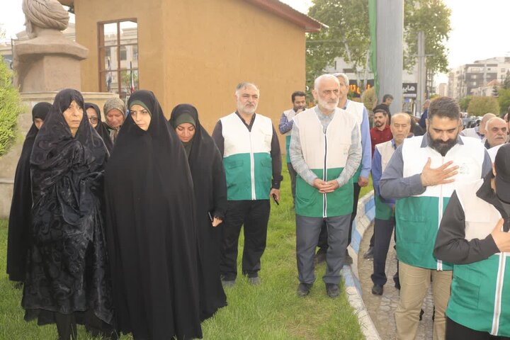 تصاویر/ اهتزاز پرچم رضوی (ع) در میدان قائم (عج) شهرستان آمل، به مناسبت آغاز دهه کرامت