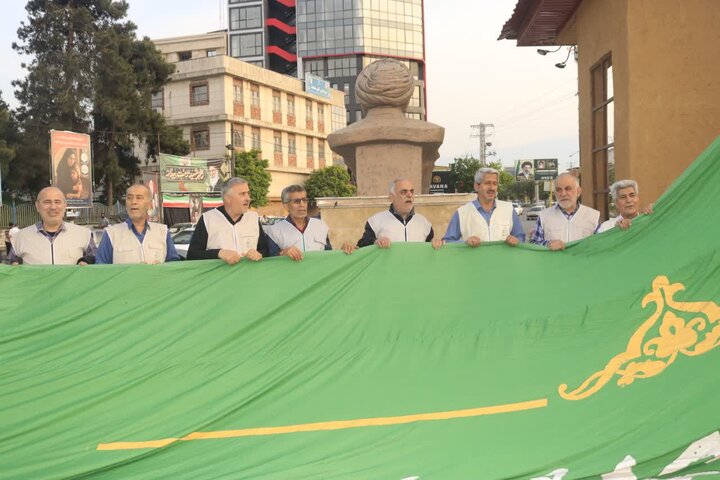 تصاویر/ اهتزاز پرچم رضوی (ع) در میدان قائم (عج) شهرستان آمل، به مناسبت آغاز دهه کرامت