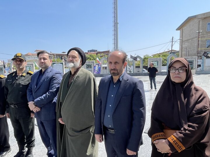 تصاویر/ آیین غبارروبی مزار شهدای انقلاب با حضور امام جمعه شهرستان نوشهر، به مناسبت روز ارتش