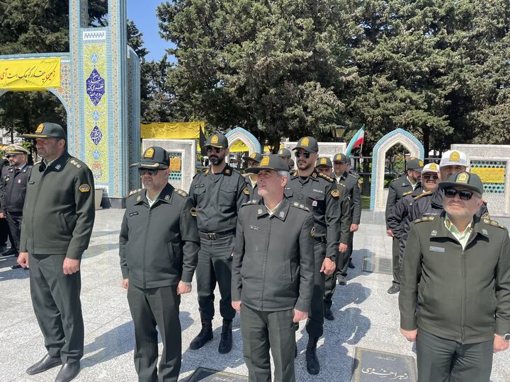 تصاویر/ آیین غبارروبی مزار شهدای انقلاب با حضور امام جمعه شهرستان نوشهر، به مناسبت روز ارتش