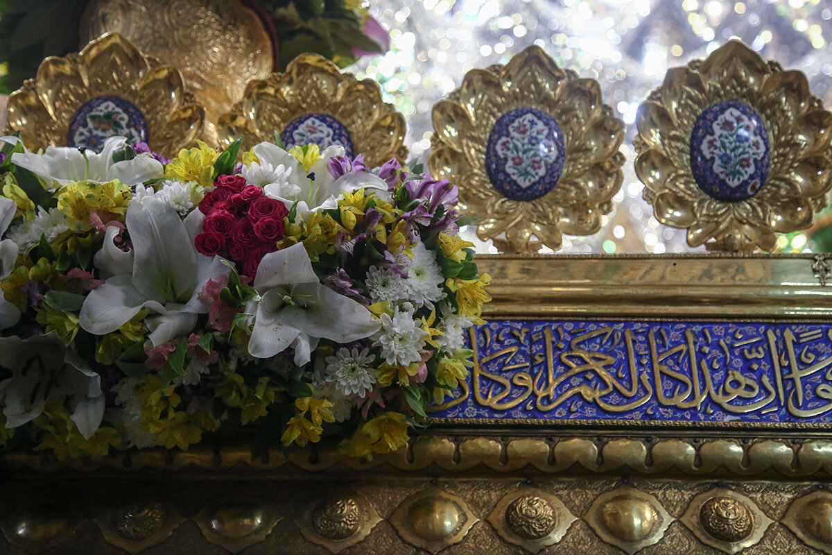 گل‌آرایی ضریح مطهر حرم حضرت معصومه (س) در آستانه آغاز دهه کرامت
