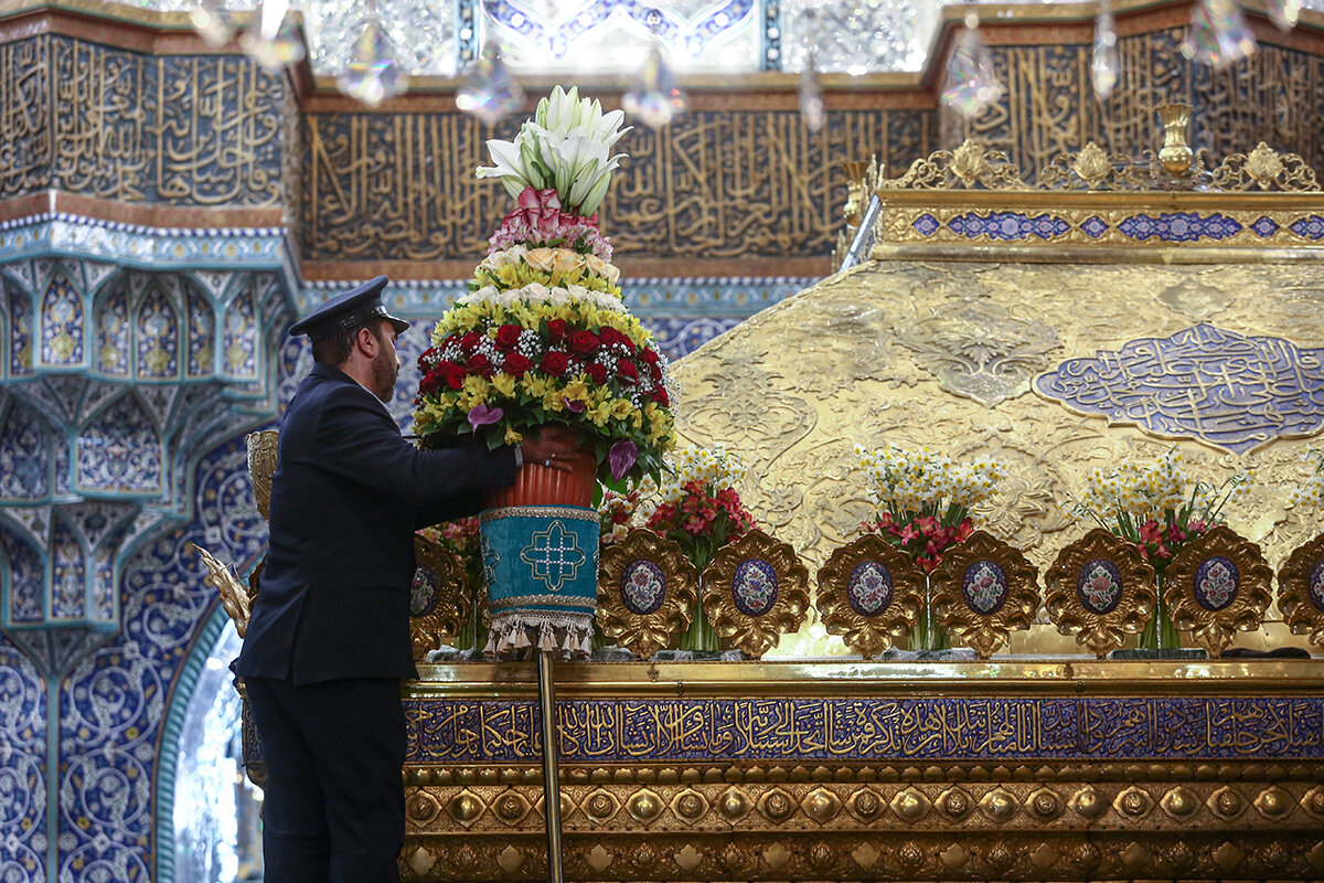 گلآرایی ضریح مطهر حرم حضرت معصومه (س) در آستانه آغاز دهه کرامت