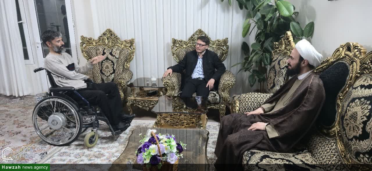 عیادت مدیرکل مرکز خدمات حوزه علمیه همدان از طلبه ضایعه نخاعی