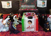 کراچی میں شہید رہبرِ انقلابِ اسلامی کی یاد میں مجلسِ ترحیم/کمسن طالبات نے دیا جلا کر خراجِ تحسین پیش کیا
