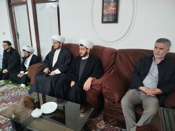 تصاویر/ دیدار مدیر، اساتید و جمعی از طلاب مدرسه علمیه امام صادق علیه‌السلام شهرستان نقده با خانواده شهید عبدالی