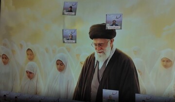 فیلم | تهیه پازل ۳۱۳تایی تصویر «نوگلان ایران در کنار رهبر شهید» توسط گروه جهادی دانشجویان رشته هنر قم