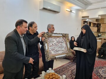 فرماندار ویژه کاشان با خانواده شهید سید علی ناصری‌زاده دیدار کرد+تصاویر