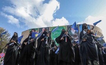 تصاویر/ اجتماع دختران اراکی در میدان شهدا به مناسبت ولادت حضرت معصومه (س)
