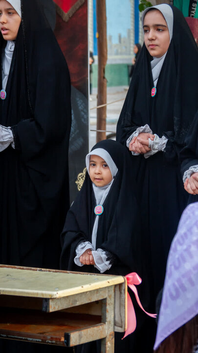 تصاویر/ جشن روز دختر به همراه یاد دانش آموزان دختر دبستان شجره طیبه میناب در نجف ایران