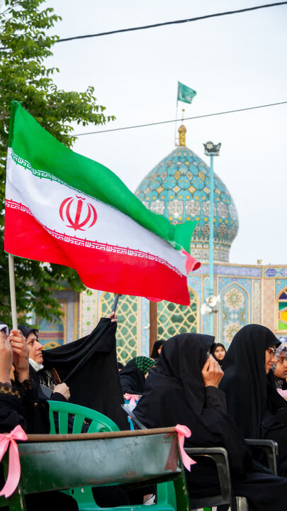 تصاویر/ جشن روز دختر به همراه یاد دانش آموزان دختر دبستان شجره طیبه میناب در نجف ایران