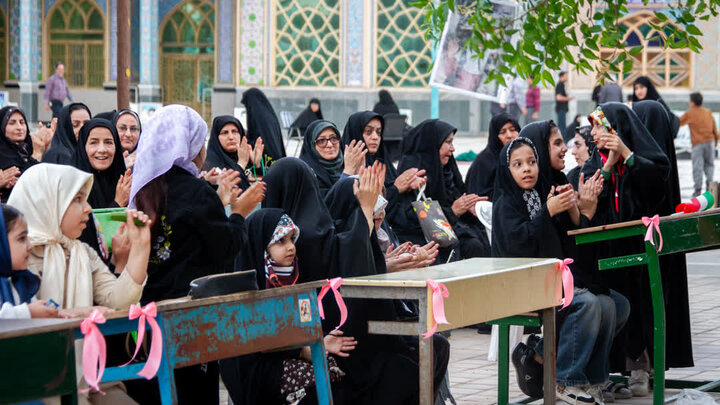 تصاویر/ جشن روز دختر به همراه یاد دانش آموزان دختر دبستان شجره طیبه میناب در نجف ایران