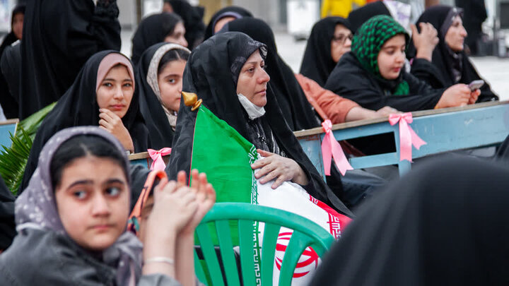 تصاویر/ جشن روز دختر به همراه یاد دانش آموزان دختر دبستان شجره طیبه میناب در نجف ایران