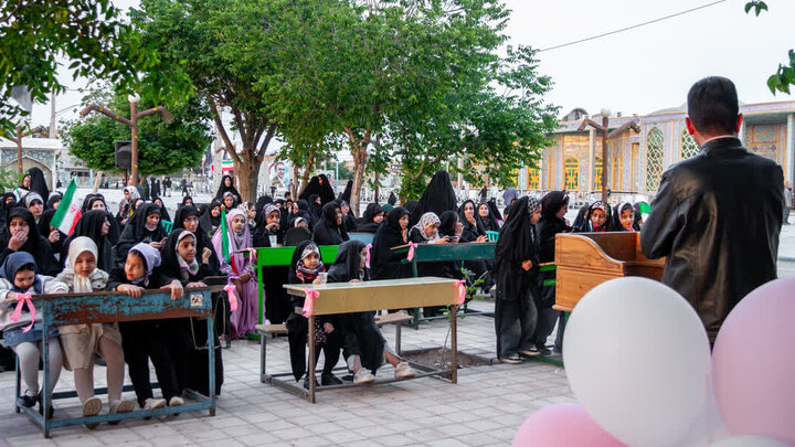 تصاویر/ جشن روز دختر به همراه یاد دانش آموزان دختر دبستان شجره طیبه میناب در نجف ایران
