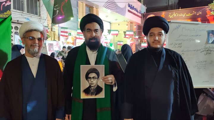تصاویر/ حضور طلاب و روحانیون مدرسه علمیه امام صادق علیه‌السلام ورامین در تجمعات شبانه مردمی