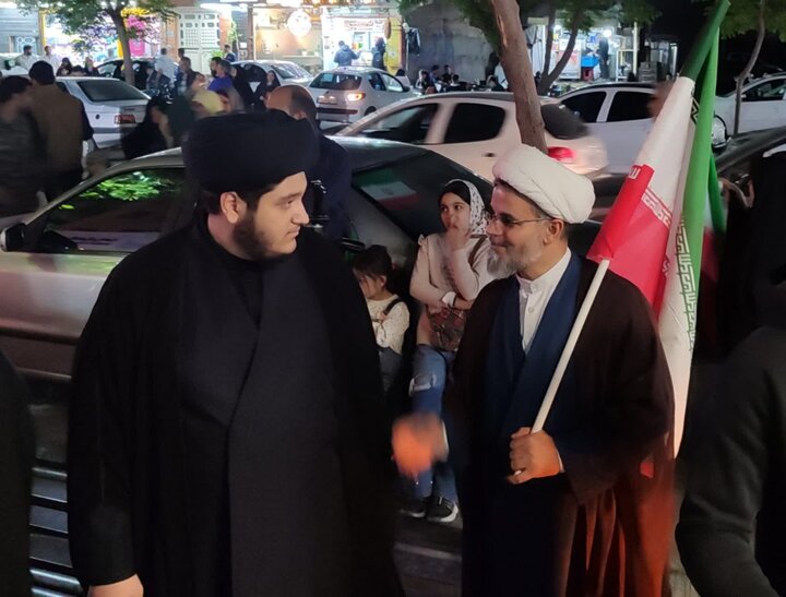 تصاویر/ حضور طلاب و روحانیون مدرسه علمیه امام صادق علیه‌السلام ورامین در تجمعات شبانه مردمی