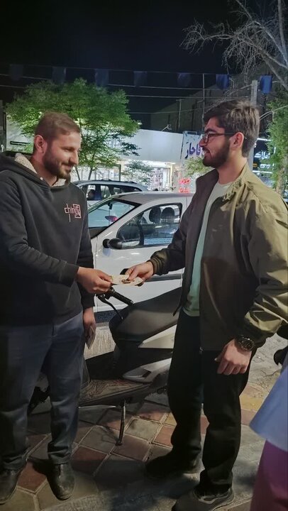 تصاویر/ حضور طلاب و روحانیون مدرسه علمیه امام صادق علیه‌السلام ورامین در تجمعات شبانه مردمی