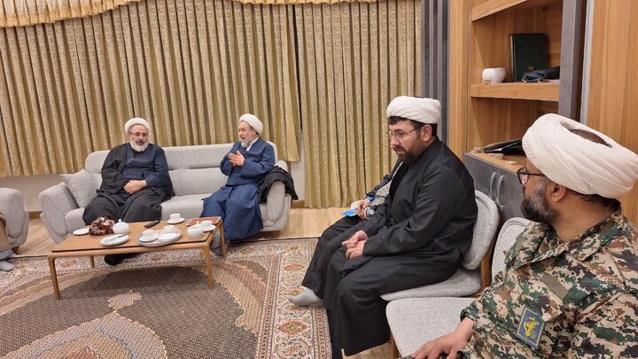 تصاویر/ نشست هماهنگی رئیس سازمان بسیج اساتید، طلاب و روحانیون کشور با نهادهای حوزوی آذربایجان شرقی