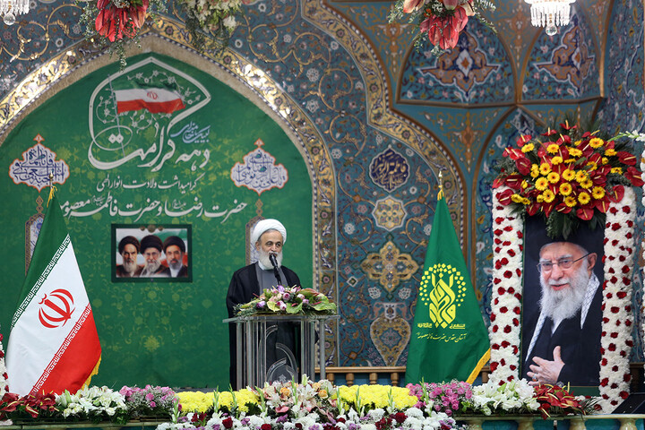 تصاویر/ آئین خطبه‌خوانی خادمان حرم حضرت معصومه (س) و آغاز برنامه‌های دهه کرامت
