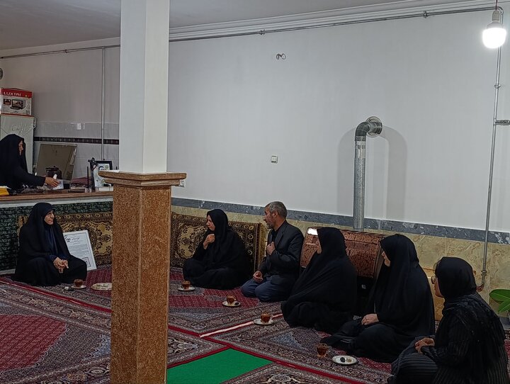 تصاویر/ دیدار جمعی از اساتید مدرسه علمیه خواهران شاهین دژ با خانواده شهید هادی ارج