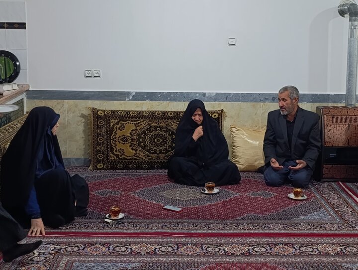 تصاویر/ دیدار جمعی از اساتید مدرسه علمیه خواهران شاهین دژ با خانواده شهید هادی ارج
