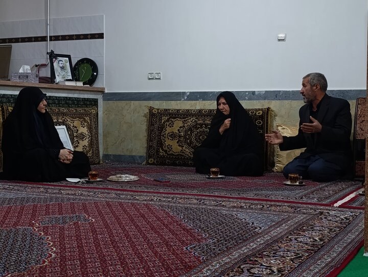 تصاویر/ دیدار جمعی از اساتید مدرسه علمیه خواهران شاهین دژ با خانواده شهید هادی ارج