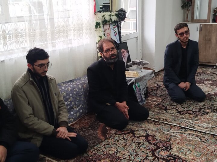 تصاویر/ دیدار مدیر، اساتید و جمعی از طلاب مدرسه علمیه امام صادق علیه‌السلام شهرستان نقده با خانواده شهید عبدالی